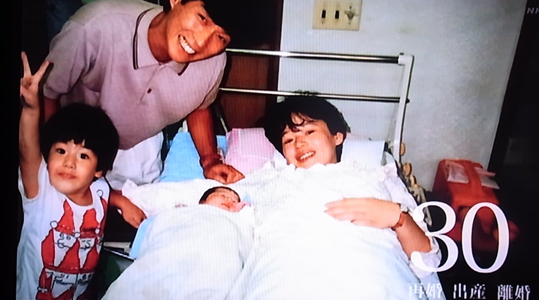 大竹しのぶと生まれたてのIMALU、病院に来た明石家さんまと二千翔君の家族写真