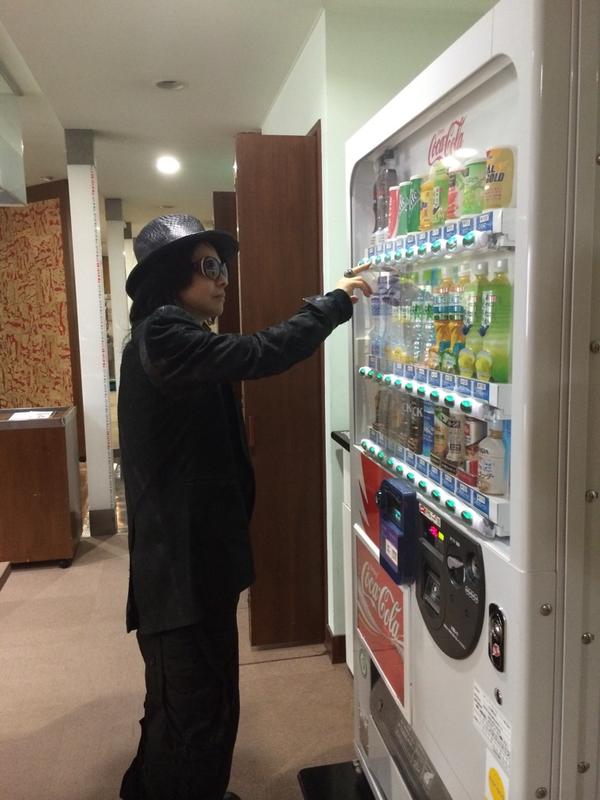 自動販売機でジュースを買うL'Arc-en-Cielのhyde
