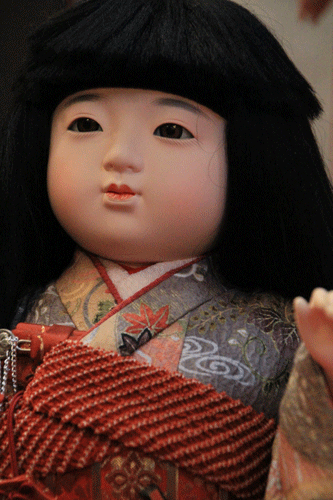１３０４２２ 日本人形は、和服を着、日本髪を結った、日本の伝統的な 