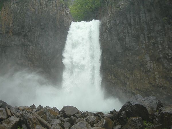 増水時の苗名滝