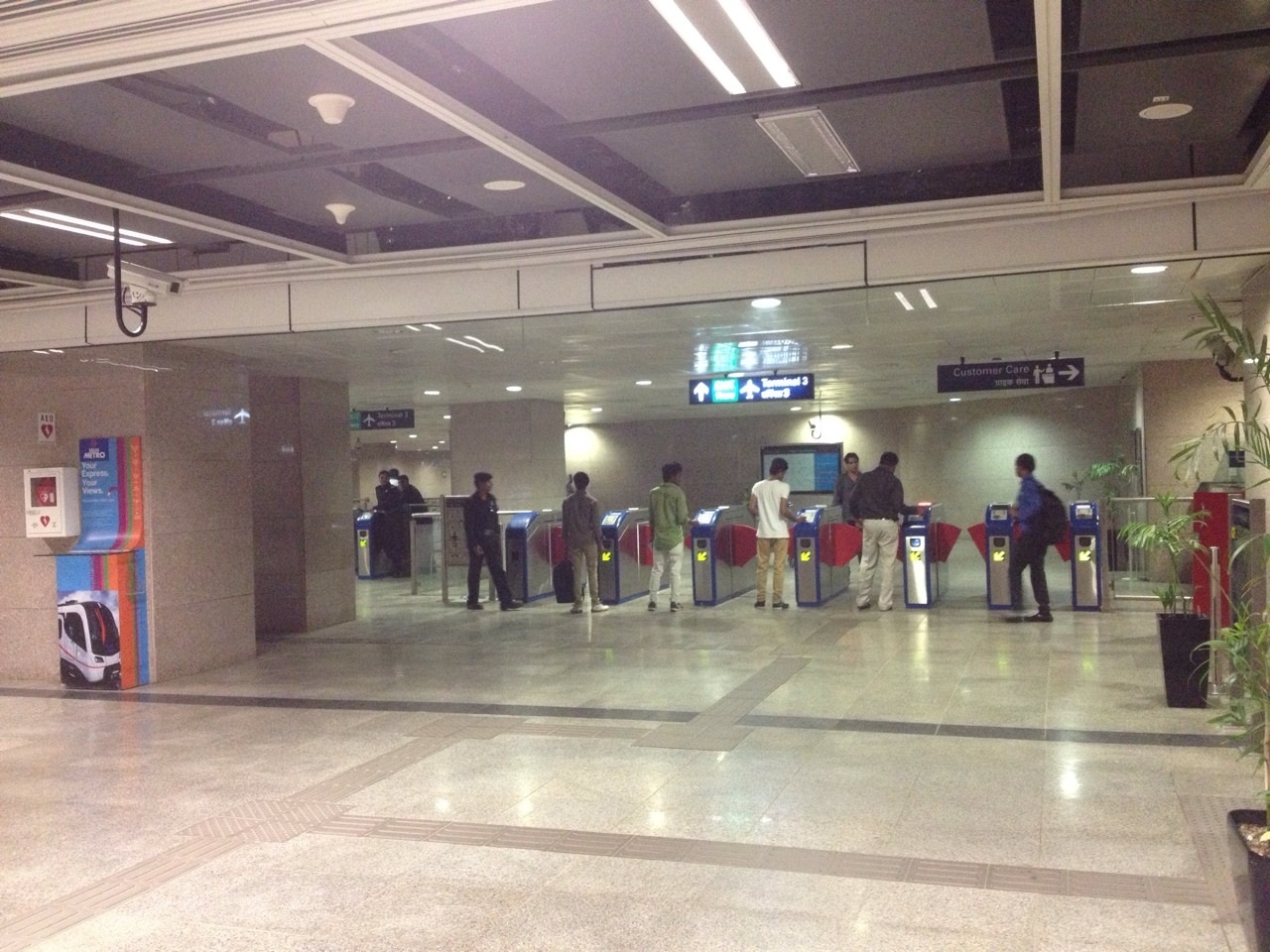 ニューデリー 駅内