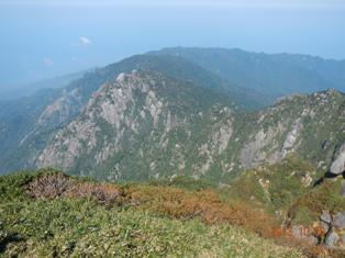 障子岳の岩壁群：永田岳から