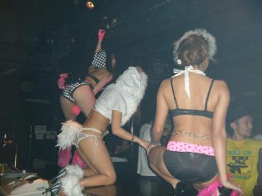 クラブでセクシー衣装で踊るビッチギャル