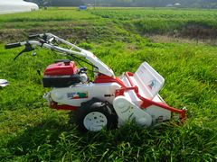 ［写真］オーレック社の自走式草刈機 